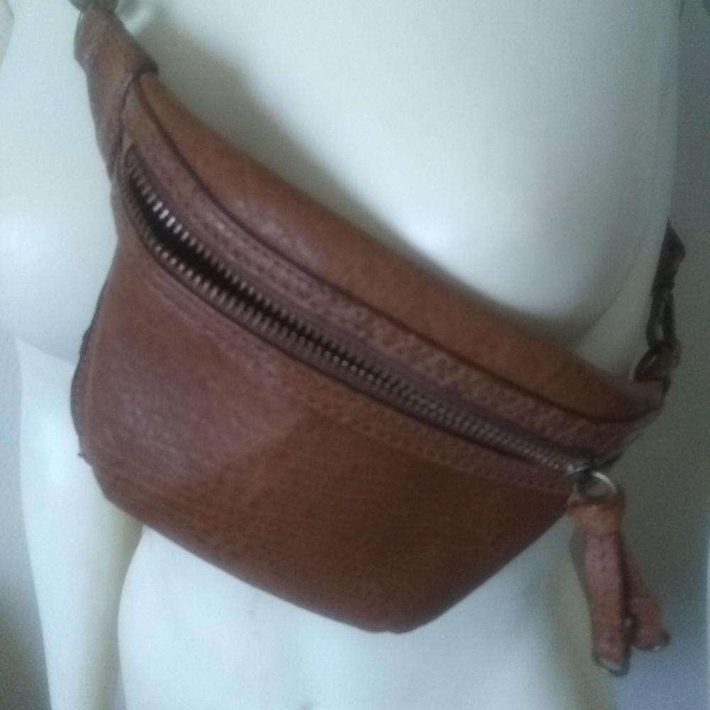 Sundance Vera Pellet Leather Funny Bag w/ Zipper Adjustable Straps